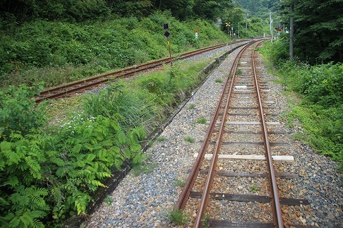 写真62　左側は2段目スイッチバック線路，右側線路で木次方面へ(後部から撮影).jpg