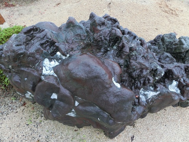 写真-4　海底火山の塩基性枕状溶岩.jpg