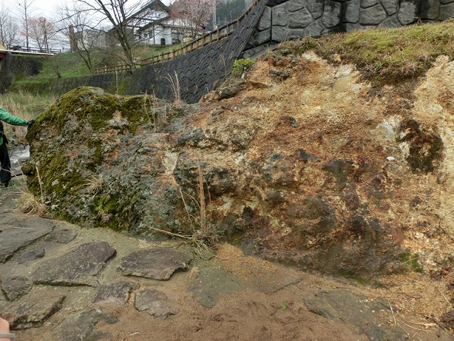 写真-2　花崗岩の断層破砕帯・熱水変質帯.jpg