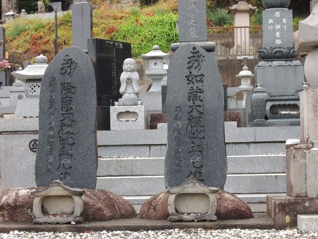 写真-9　寺内の滝夜叉姫の墓石(右側).jpg