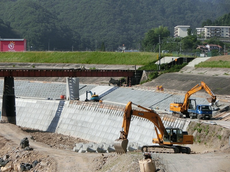 写真1　復旧工事中のJR三江線井原川橋梁(2014.5.31).jpg