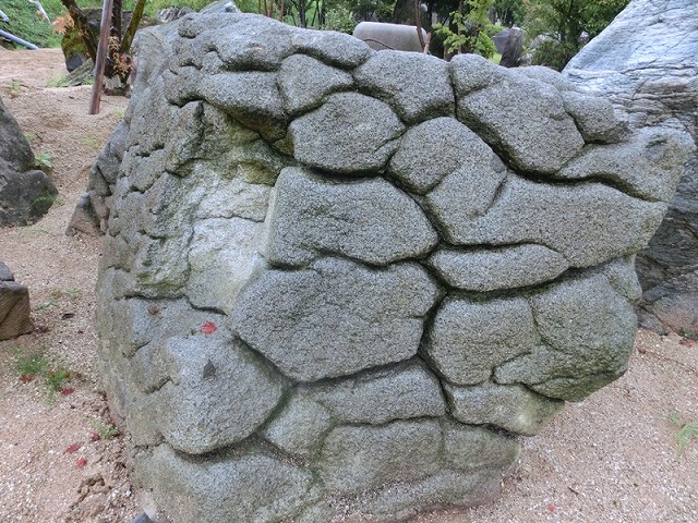 写真-5　亀甲文様を持つ花崗岩.jpg