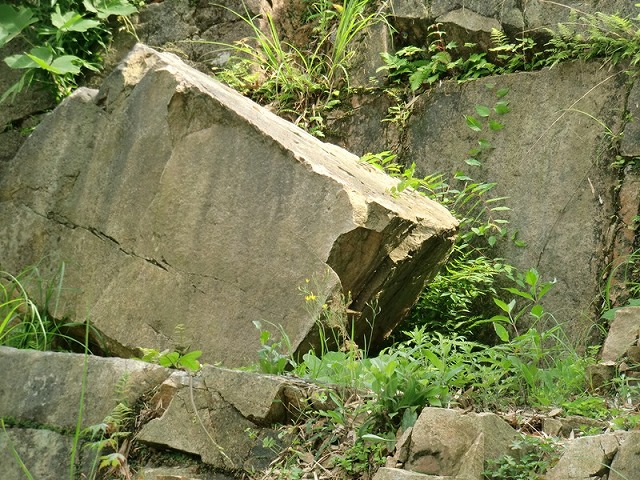 写真-6　石切場に残されている石.jpg