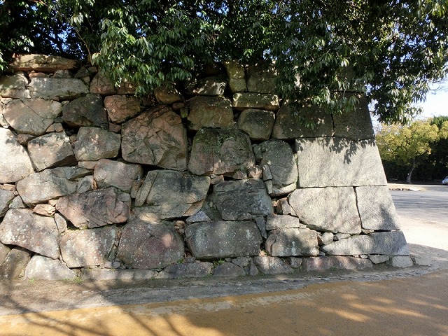 写真40　原爆後の火災による熱で損傷した中御門の石垣.jpg