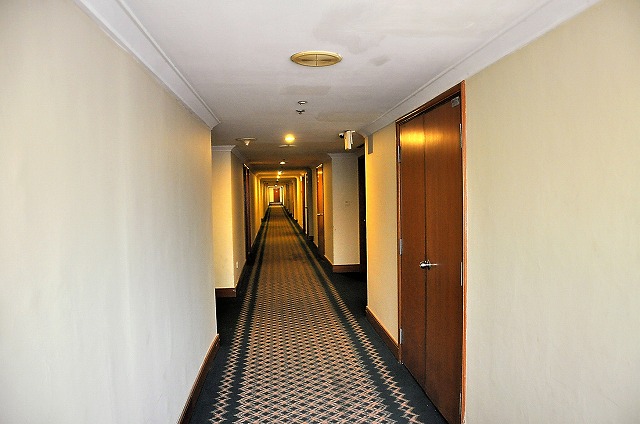 １００－ホテルの廊下.jpg