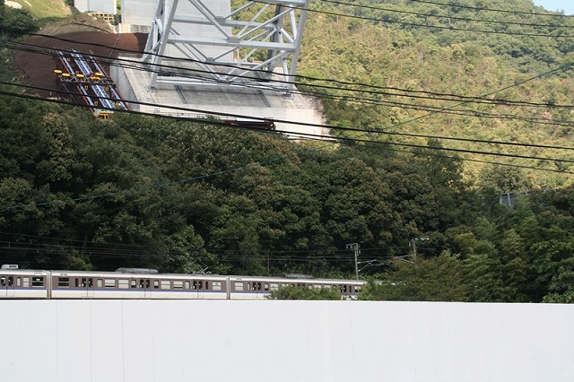 写真9　左岸側のJR山陽本線の列車通過中　(2013.9.25).jpg