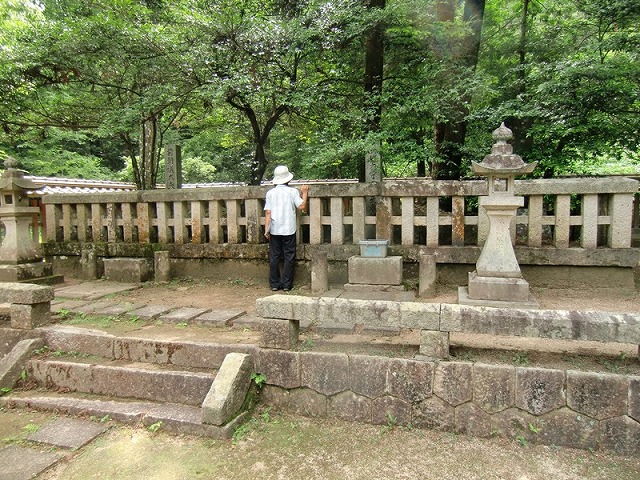 写真-8　墓所(右が元春，左が元長).jpg
