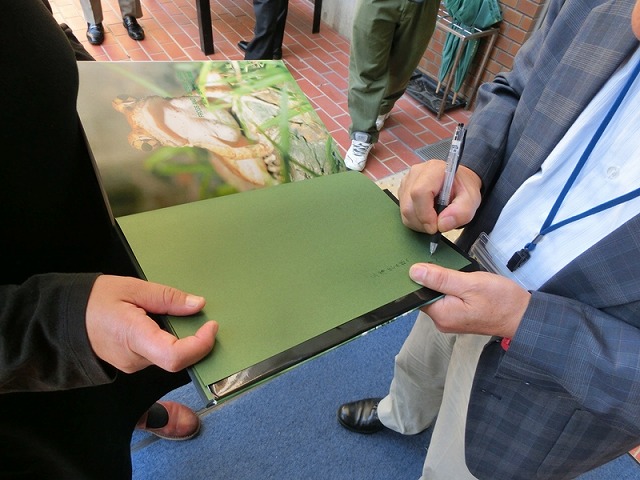 写真7　京都大学M教授のサインもらわれる.jpg